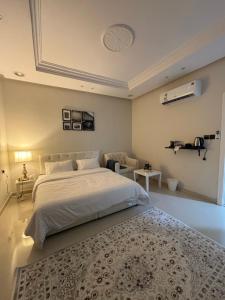 a bedroom with a large bed and a rug at RIVIERA دخول ذاتي self check-in in Riyadh +40 photos