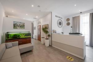 Una sala de estar con una pecera y un sofá. en 70s Hostel, en Cracovia