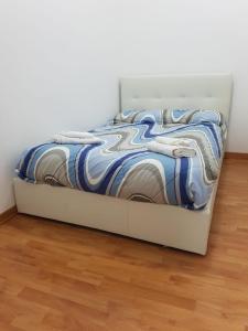 - un lit avec une couverture dans l'établissement CHIOGGIA PLAYA, à Chioggia