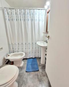 y baño con aseo y lavamanos. en Le Bleu Apartamento en Buenos Aires