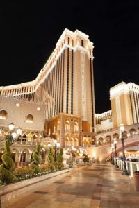 una vista de la franja de Las Vegas por la noche en The Venetian® Resort Las Vegas, en Las Vegas