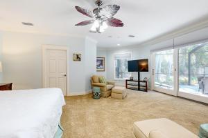 um quarto com uma cama e uma ventoinha de tecto em 13 Green Winged Teal em Fernandina Beach