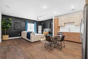 Una cocina y una sala de estar con un sofá y una mesa. en The Hollywood Suite The Gulch, en Nashville 26 fotos más
