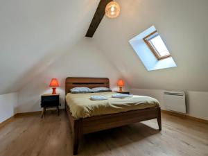 Schlafzimmer mit einem Bett mit einem Dachfenster und einem Fenster in der Unterkunft Gîte Levroux, 3 pièces, 5 personnes - FR-1-591-204 in Levroux