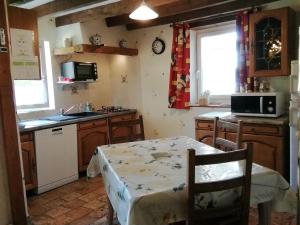 Kuchyň nebo kuchyňský kout v ubytování Gîte tout confort avec jardin fleuri, idéal pour pêche et balades, proche du Blanc et activités aériennes - FR-1-591-379