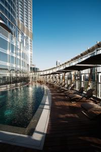 Бассейн в Armani Hotel Dubai или поблизости