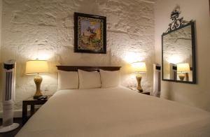 A bed or beds in a room at Hotel Casino Morelia