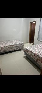 Een bed of bedden in een kamer bij Apto Nossa Senhora Aparecida +2 foto's
