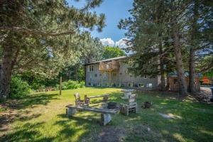 a house with a picnic table and chairs in the yard at Happy Daze Big Space Near Village Lots of fun Hot Tub in Blue Mountains