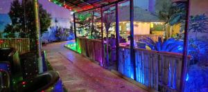 un club nocturno con luces de colores en una valla en Kakanfo Inn & Conference Centre, en Ibadán