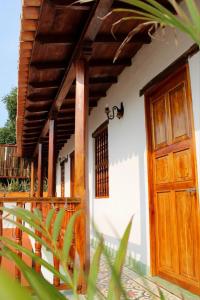 Casa Belia في كارتاهينا دي اندياس: مبنى فيه باب خشبي وشرفة +50 صورة