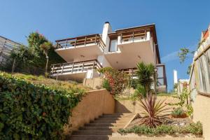 ビーニャデルマールにあるDel Alto Reñacaの階段上の家