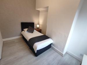 1 dormitorio pequeño con 1 cama en una habitación en 3 Bedroom Entire House en Middlesbrough