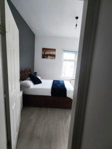 1 dormitorio con cama y ventana en 3 Bedroom Entire House en Middlesbrough