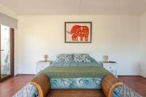 ein Schlafzimmer mit einem Bett und einem Bild eines Elefanten in der Unterkunft Del Alto Reñaca in Viña del Mar