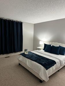 เตียงในห้องที่ Cozy private room in Edmonton