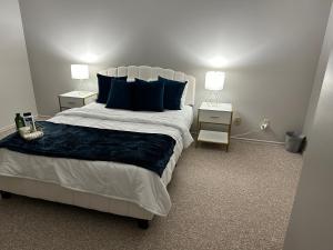 Cozy private room in Edmonton 객실 침대