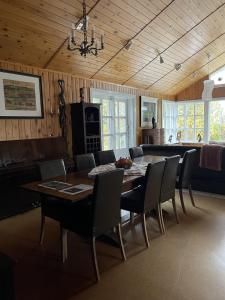 TV a/nebo společenská místnost v ubytování Kaldbaks-kot cottages
