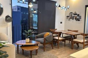 a dining room with a table and chairs at Deluxe Apto Guatemala zona 10 Edificio EON in Guatemala