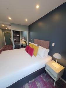 Säng eller sängar i ett rum på La Quinta by Wyndham Parnell Auckland