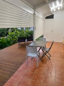 TV a/nebo společenská místnost v ubytování La Ruche - Bungalow avec vue mer + 11 fotografií