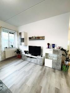 Televízia a/alebo spoločenská miestnosť v ubytovaní Ferienhaus Alegria