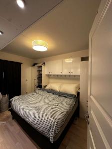 a bedroom with a bed in a room at Nydelige Damsgårdsveien, 3-roms moderne leilighet! in Bergen
