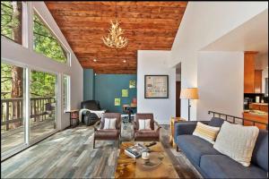 The Mighty Pines Retreat + Large Patio + BBQ+View!的休息区
