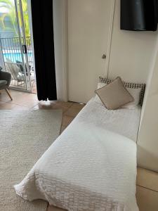 Una cama o camas en una habitación de Mooloolaba Beach Side Escape
