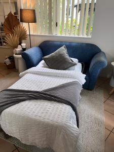 Una cama o camas en una habitación de Mooloolaba Beach Side Escape