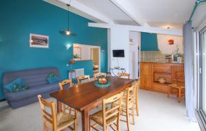 un soggiorno con tavolo, sedie e divano di Nice Home In Bourdeaux With Kitchen a Bourdeaux