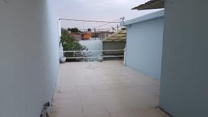 un balcon vide avec un mur blanc et du carrelage blanc au sol dans l'établissement Casa Boulevard, à Mexico