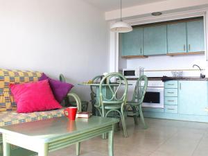 Kuchyň nebo kuchyňský kout v ubytování Apartamentos Amatista Unitursa
