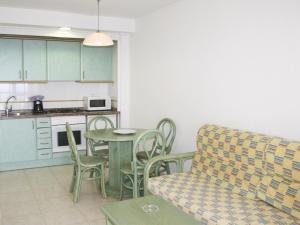 Kuchyň nebo kuchyňský kout v ubytování Apartamentos Amatista Unitursa