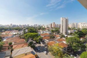 une vue aérienne sur une ville avec de grands bâtiments dans l'établissement Studio Campo Belo II, à São Paulo