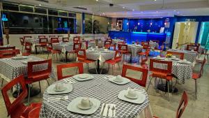 un comedor con mesas y sillas con sombreros en GS Cuernavaca, en Cuernavaca