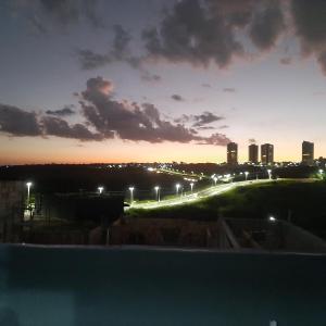 una vista di una città di notte con le luci di trabalho ou lazer a Marília