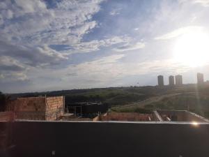 una vista di una città dal tetto di un edificio di trabalho ou lazer a Marília Altre 5 foto