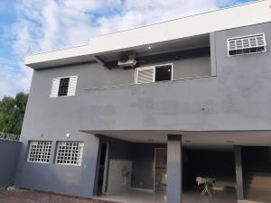 una grande casa bianca con un tavolo di fronte di trabalho ou lazer a Marília