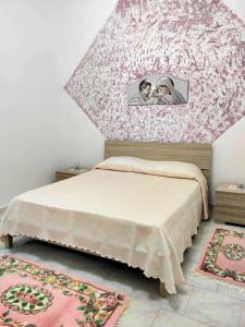 1 dormitorio con 1 cama con techo de flores en Etna Holiday Apartment - Casa Vacanze en Fiumefreddo di Sicilia