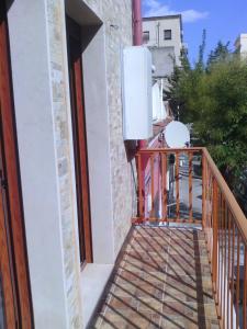 - Balcón de una casa con nevera en Le Colonne, en Foggia