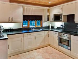 Una cocina o kitchenette en Melbury Chalet - Uk47156