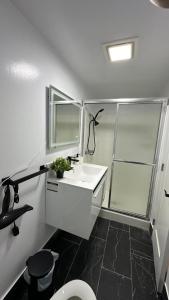 Modern Cozy Studio in Culver City tesisinde bir banyo
