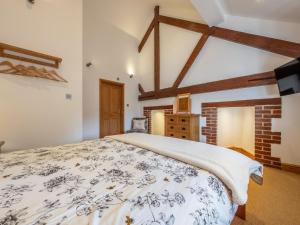 A bed or beds in a room at The Great South Barn - Ukc2527