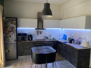 eine Küche mit zwei Barhockern in der Unterkunft Lovely luxurious apartment in Athen