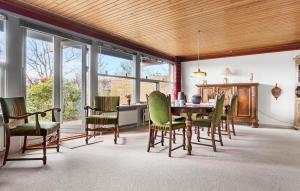 uma sala de jantar com mesa e cadeiras em 4 Bedroom Gorgeous Home In Skagen em Skagen
