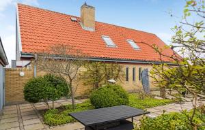 um edifício com um telhado laranja e uma mesa de piquenique em 4 Bedroom Gorgeous Home In Skagen em Skagen
