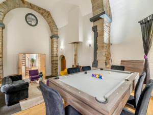 羅森代爾的住宿－The Old Church，客厅的中间设有台球桌