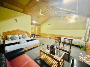 una camera d'albergo con letto e divano di Shakti INN a Rajkot