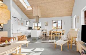 Η κουζίνα ή μικρή κουζίνα στο Gorgeous Home In Ejstrupholm With Wifi